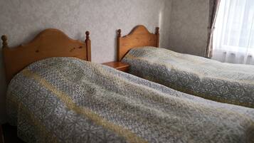 Cottage | Desk, free WiFi