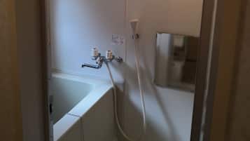 Cottage | Bathroom | Combined shower/tub, electronic bidet, towels