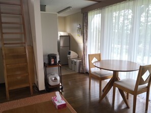 Cottage | In-room dining