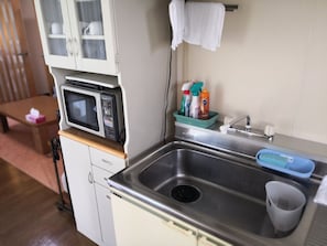 Cottage | Private kitchenette | Fridge, microwave, stovetop, electric kettle - Lily Garden Cottage (Makkari-mura)