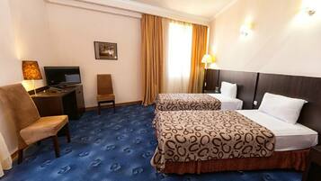 Quarto econômico, 1 cama de casal ou 2 camas de solteiro | Cofres nos quartos, escrivaninha, quartos à prova de som