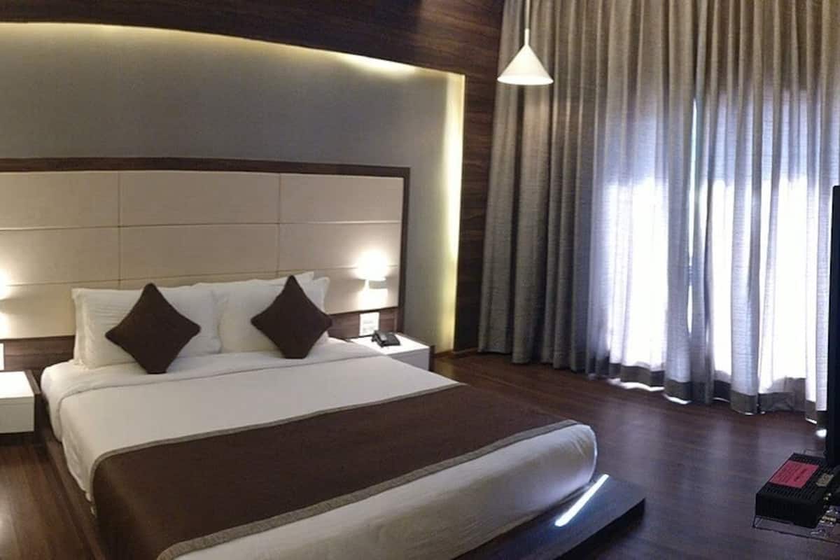 خزنة داخل الغرفة ومكتب وأسرّة قابلة للطي