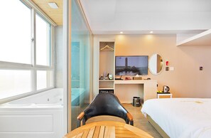 Standard Room | Soundproofing, free WiFi, bed sheets - Lohas Hotel (Boryeong)