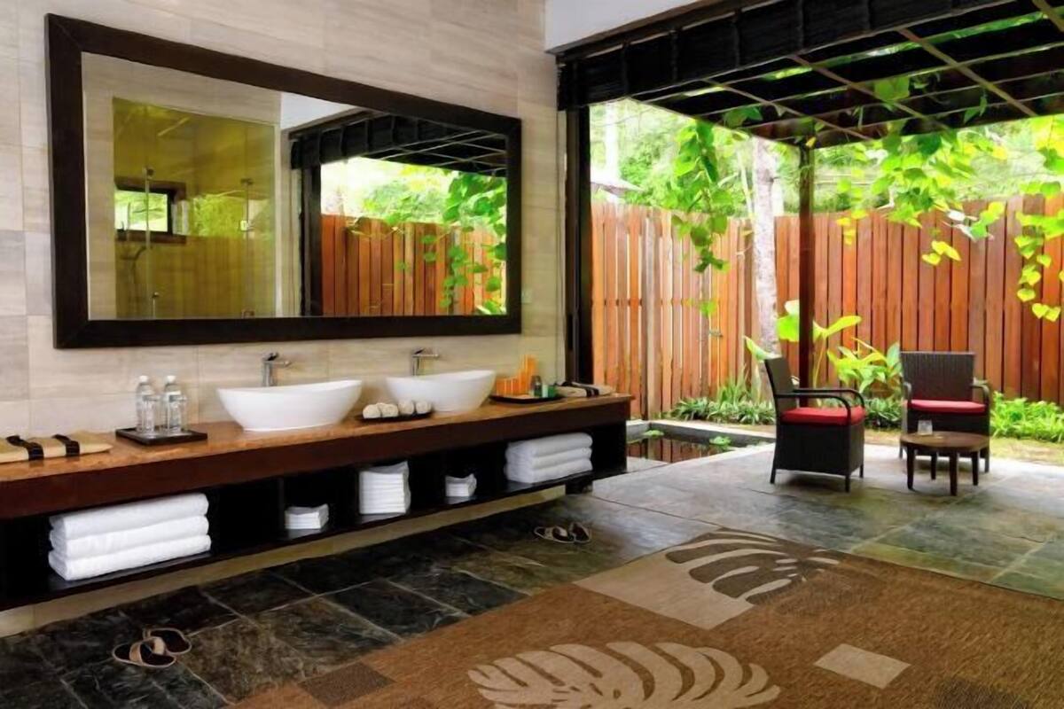 Couples treatment room(s), steam room, body treatments, aromatherapy