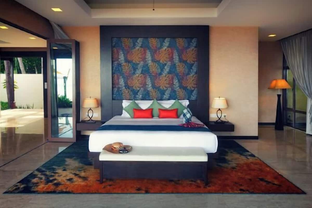 1 bedroom, Frette Italian sheets, premium bedding, down comforters