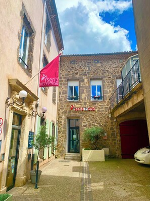 Front of property - Logis Hotel Yseria - Historical Center (Agde)