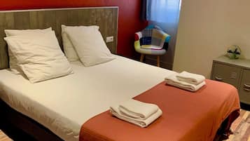 Luxe beddengoed, een bureau, een laptopwerkplek