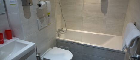 Un baño con inodoro, lavamanos y bañera.
