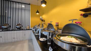 Serveert ontbijt, lunch en diner