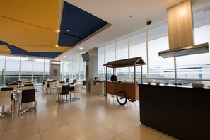 Breakfast, lunch and dinner served - Hotel 88 Bekasi By WH (Bekasi)