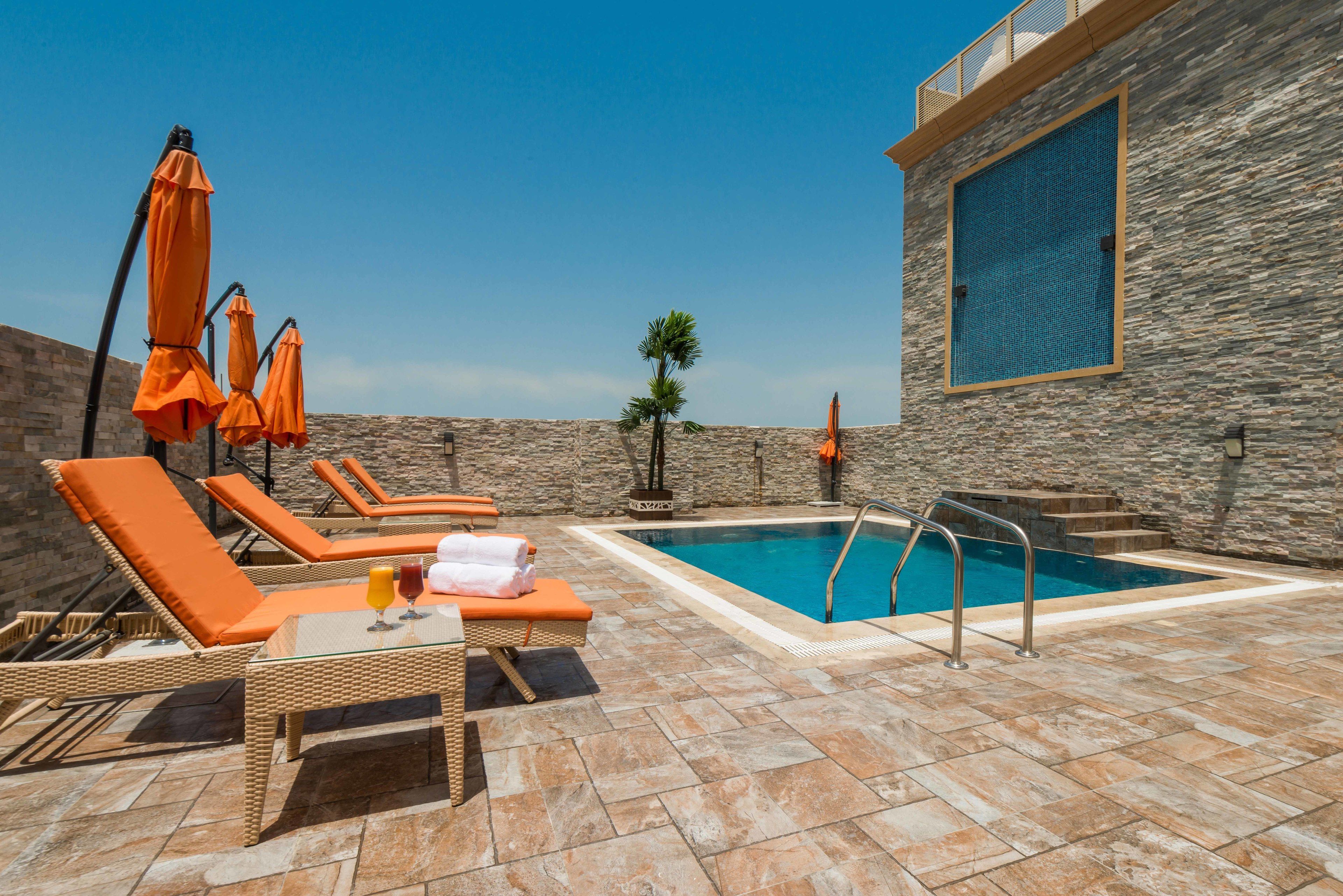 2 outdoor pools, pool loungers