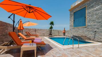 2 outdoor pools, pool loungers