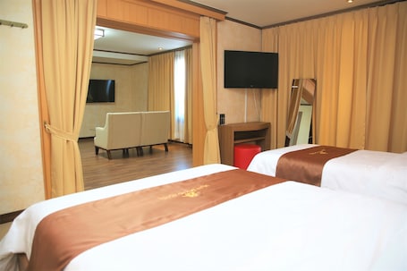 Sistema de insonorización y wifi gratis . Uljin Grand Hotel