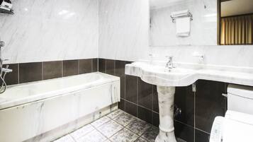 Suite Familiale | Salle de bain | Articles de toilette gratuits, sèche-cheveux, peignoirs, chaussons