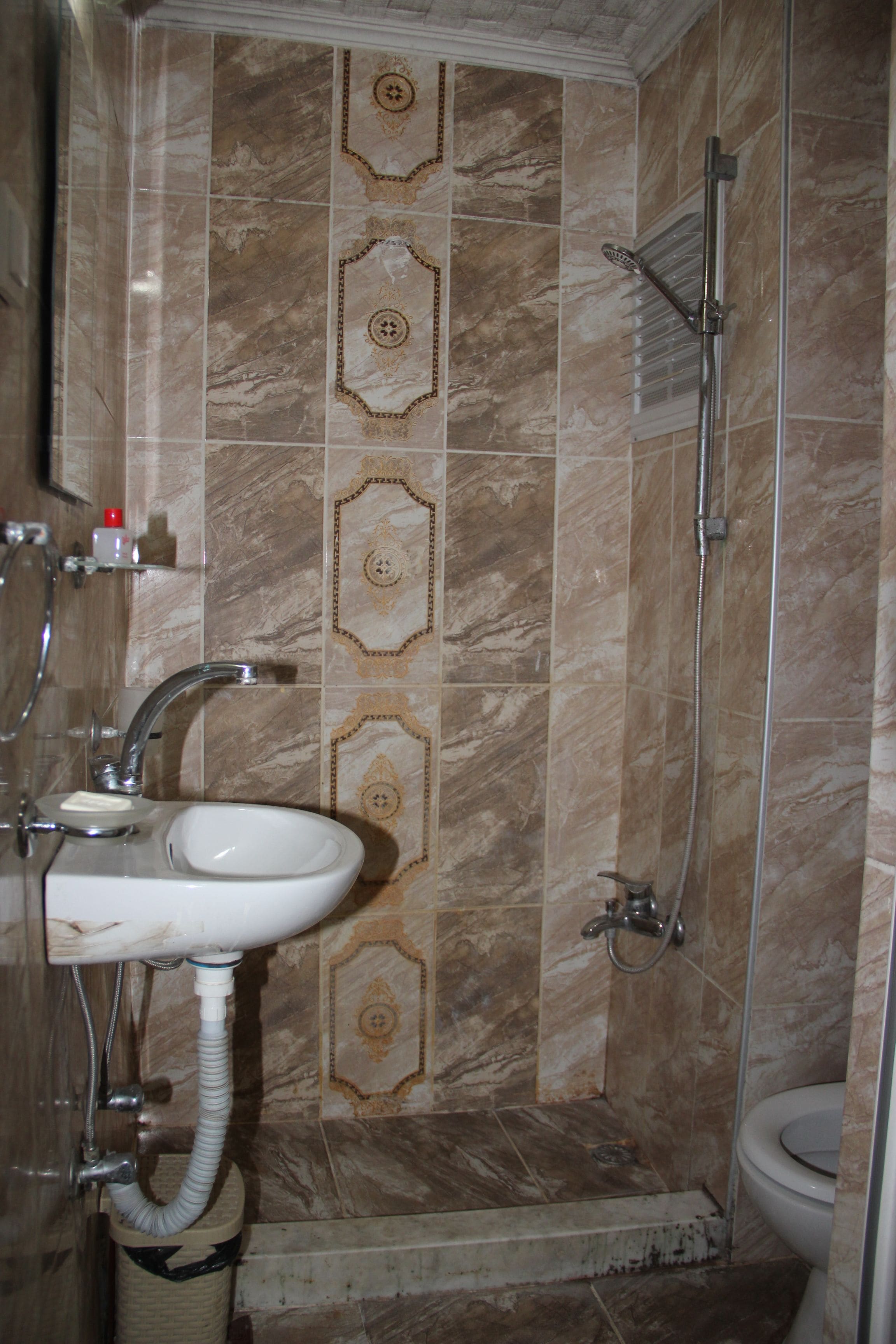 Une salle de bain avec un lavabo, une douche et des toilettes.