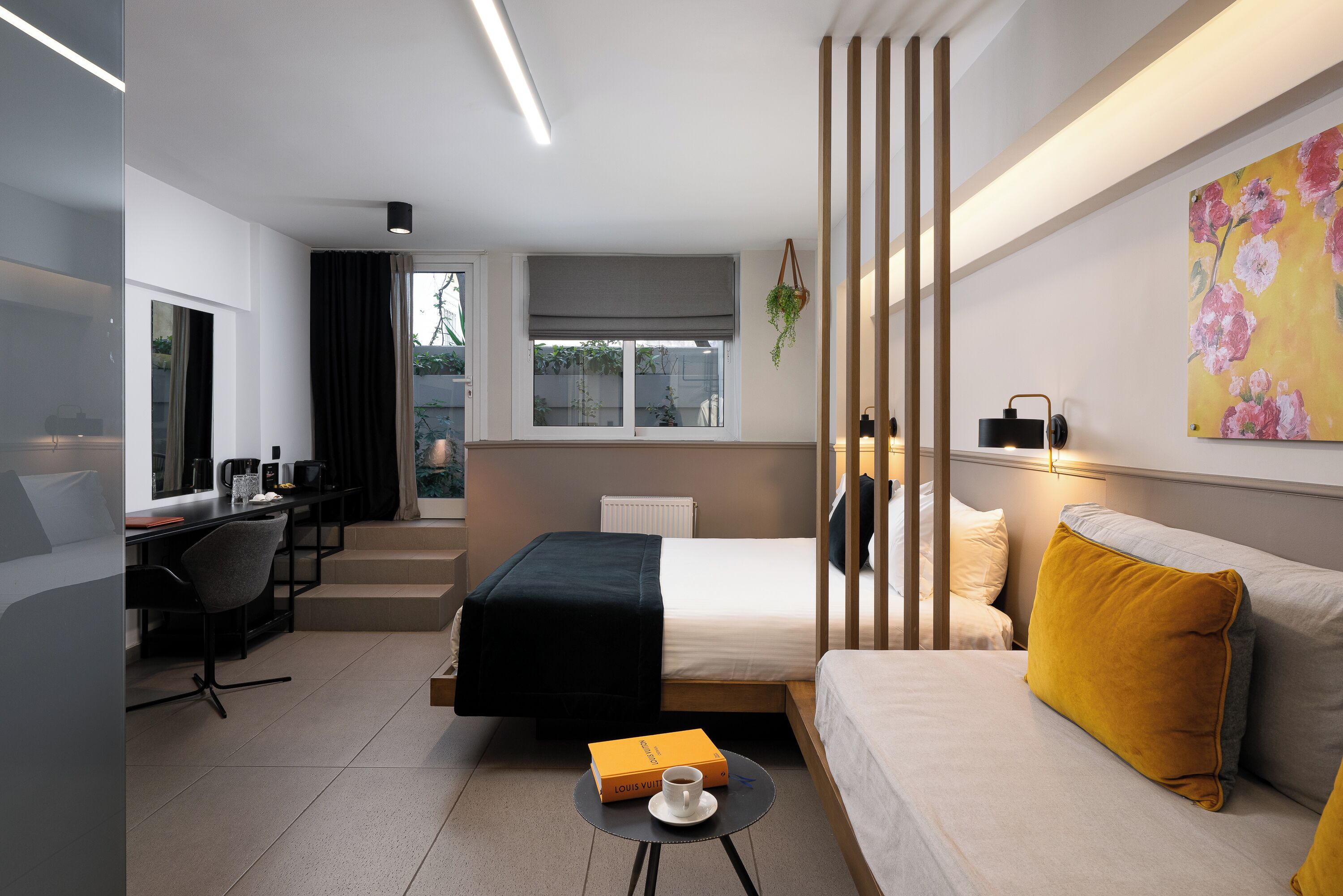 أغطية فراش متميزة وخزنة داخل الغرفة وبديكورات فريدة لكل غرفة