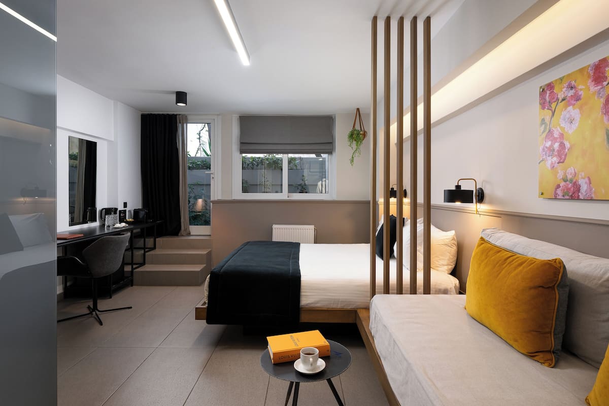 Ropa de cama de alta calidad y caja de seguridad en la habitación