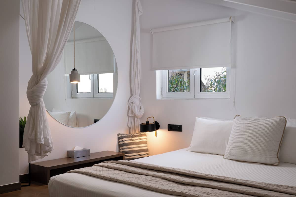 Sir Attic Suite | Bộ đồ giường cao cấp, két bảo mật tại phòng, bàn, màn/rèm cản sáng 