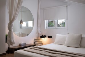 Sir Attic Suite | Premium bedding, in-room safe, individually decorated - Athens Flair Suites (Athens)