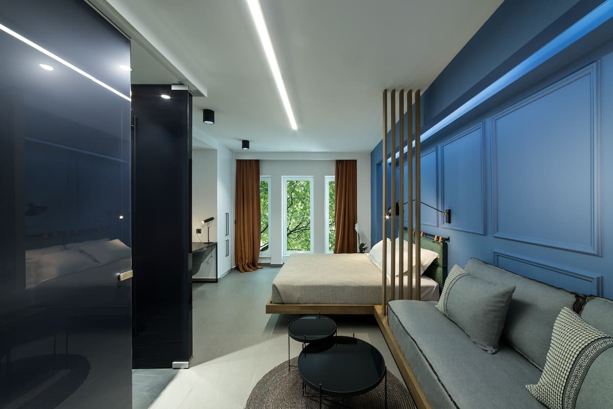 sir comfort suite | living area | smart tv, netflix