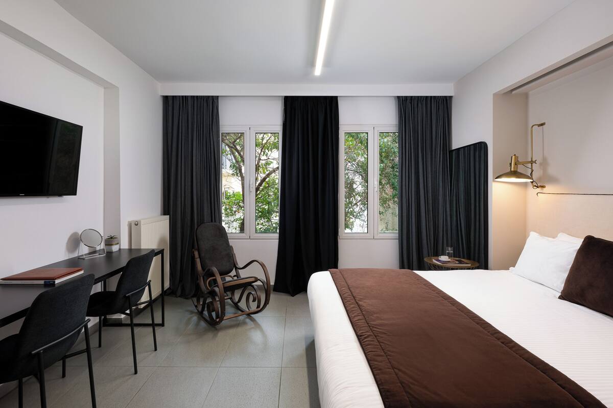 Sir Deluxe Suite | Bộ đồ giường cao cấp, két bảo mật tại phòng, bàn, màn/rèm cản sáng 