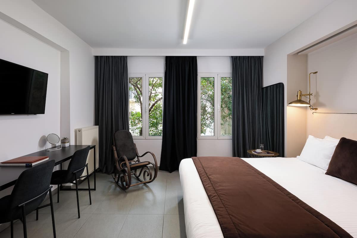 Ropa de cama de alta calidad y caja de seguridad en la habitación