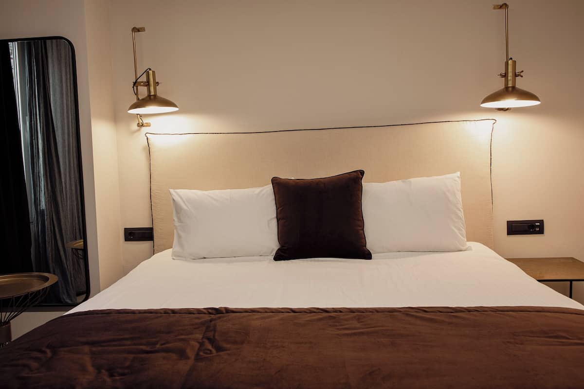 Sengetøy av topp kvalitet, safe på rommet og individuelt dekorert