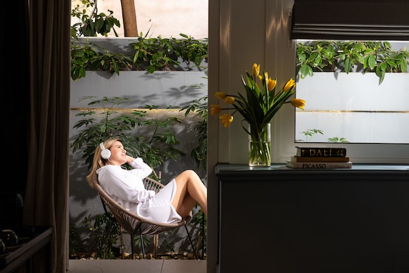 Sir Comfort Suite | Premium bedding, in-room safe, individually decorated - Sir Athens (Athens)