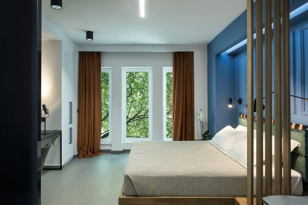 sir comfort suite | premium bedding, in-room safe, individually decorated