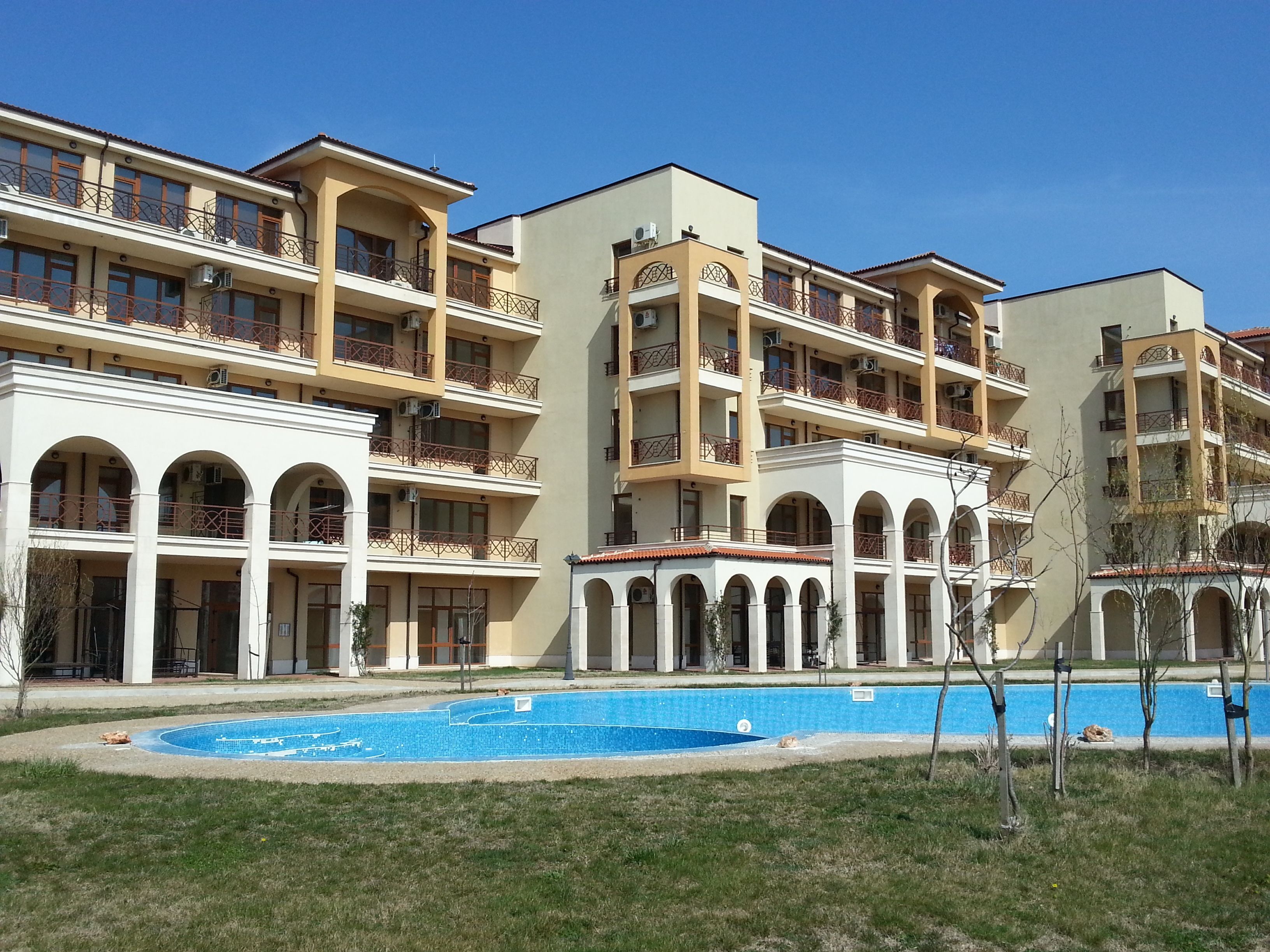 Seasonal outdoor pool, pool umbrellas, sun loungers