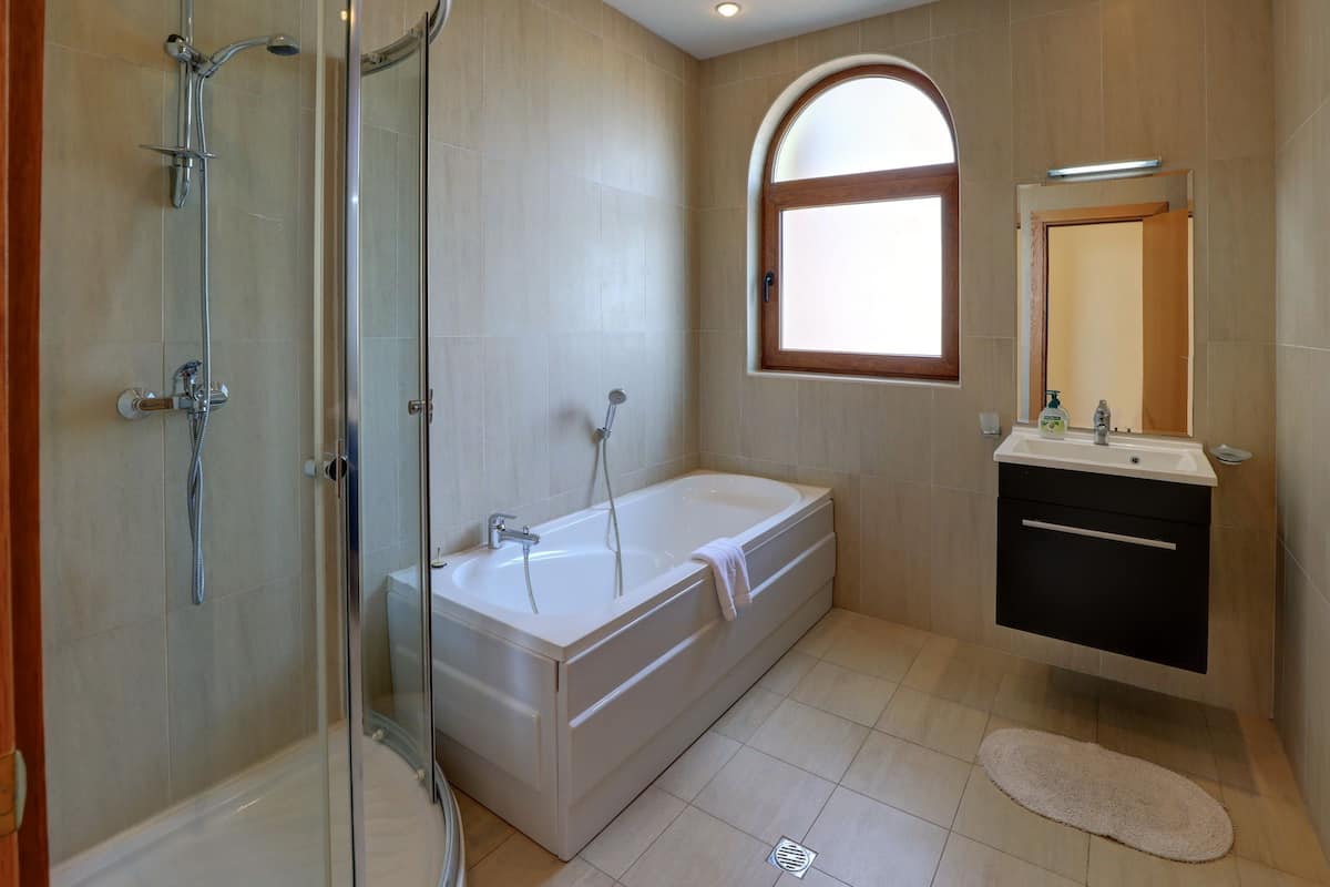 Comfort villa, 4 slaapkamers, uitzicht op zee, aan de piste | Individueel gemeubileerd, een bureau, een strijkplank/strijkijzer
