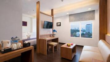 Suite, 1 cama King size, vista a la ciudad | Caja de seguridad en la habitación y escritorio