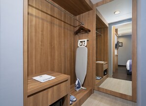 Suite, 1 cama de matrimonio grande, vistas a la ciudad | Servicio de la habitación