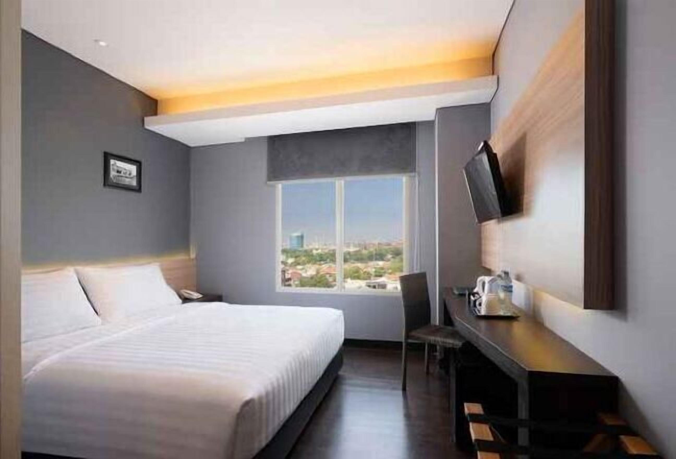 Värdeförvaringsskåp på rummet, skrivbord och arbetsyta för laptop