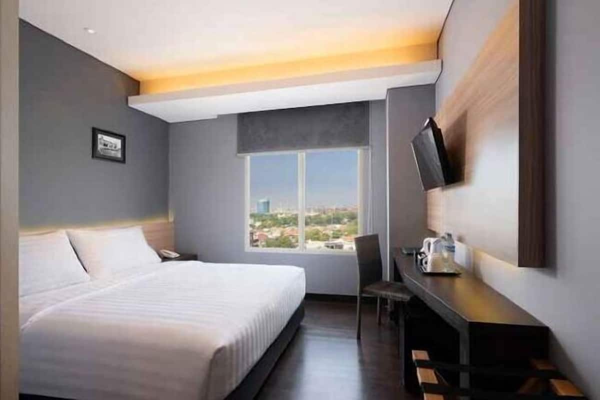 Zimmersafe, Schreibtisch, laptopgeeigneter Arbeitsplatz