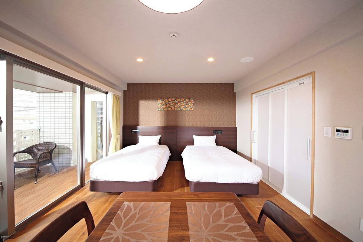 Hochwertige Bettwaren, Betten mit Memory-Foam-Matratzen, Schreibtisch