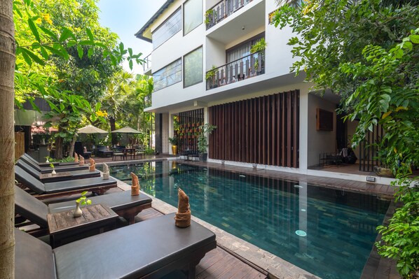 Outdoor pool, pool umbrellas, sun loungers - King Rock Residence (Siem Reap)