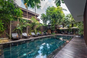 Outdoor pool, pool umbrellas, sun loungers - King Rock Residence (Siem Reap)