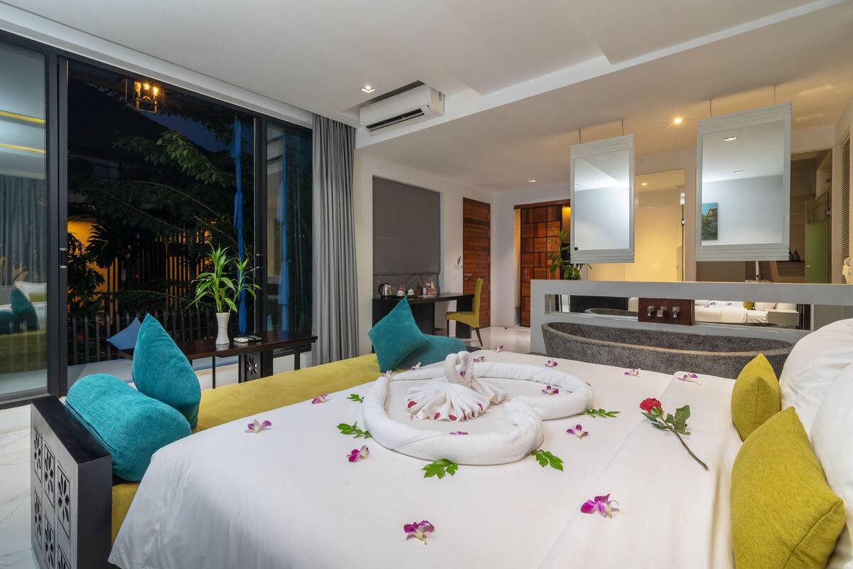 Executive Suite | Hypo-allergenic bedding available, down comforters, minibar