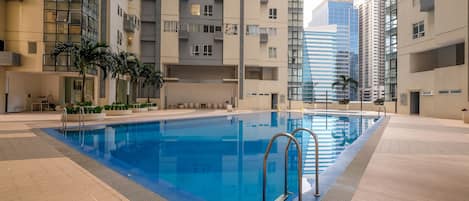 Kolam renang indoor dan kolam renang outdoor