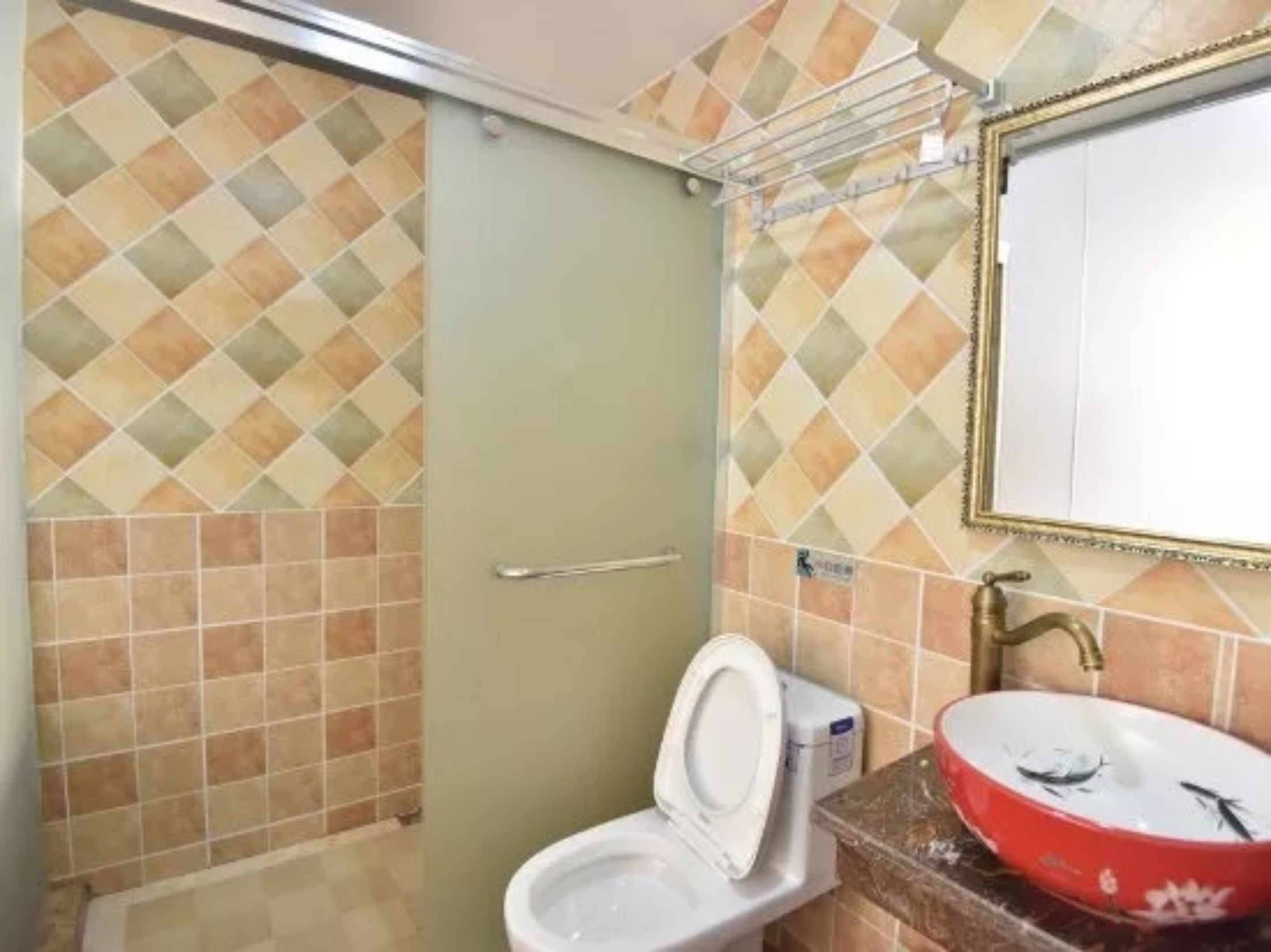 Een douche, gratis toiletartikelen, een haardroger, pantoffels