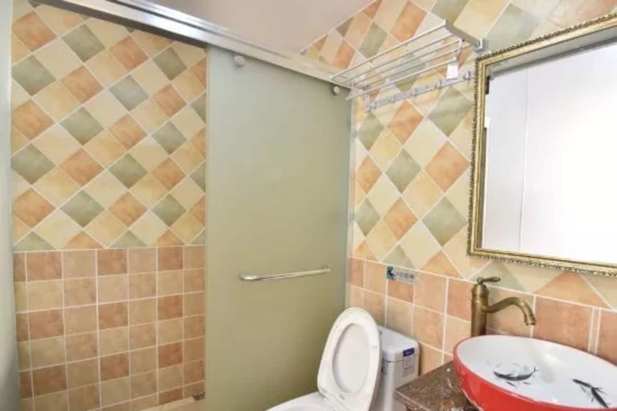 Een douche, gratis toiletartikelen, een haardroger, pantoffels