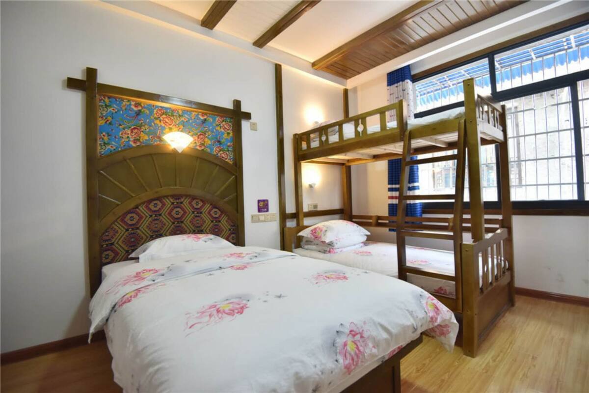 Standaard driepersoonskamer | Verduisterende gordijnen, gratis wifi