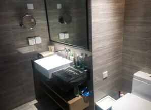 Deluxe-Apartment | Badezimmer | Dusche, kostenlose Toilettenartikel, Haartrockner, Hausschuhe