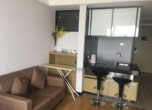 Deluxe-Apartment | Wohnbereich | Fernseher