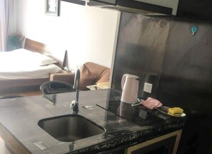 Deluxe-Apartment | Eigene Kochnische | Kühlschrank, Wasserkocher