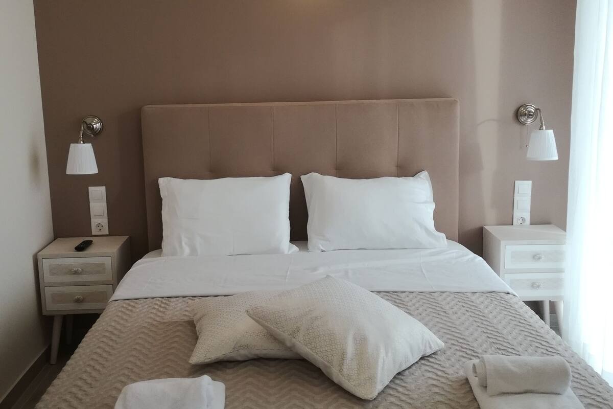 Deluxe Suite, Ocean View | Soundproofing, WiFi (free), bed sheets