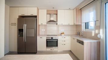 xxxApartment | Privat køkken | Kaffe-/temaskine, elkedel, køkkentøj/tallerkener/redskaber