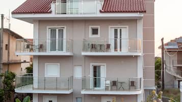 Vista frontal de la propiedad