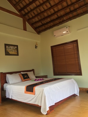 Deluxe King Room | Living area